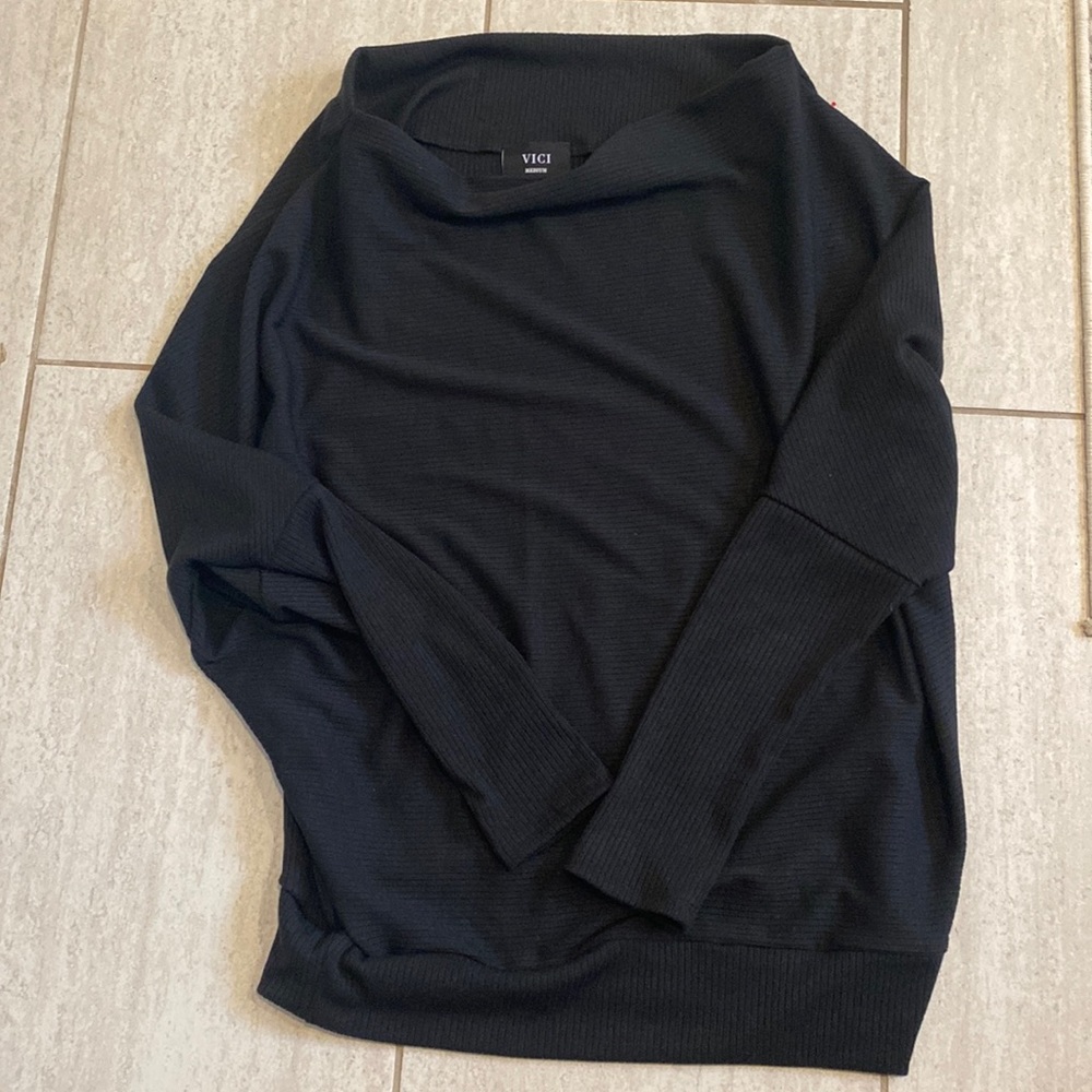 Off the shoulder ribbed long sleeve. Never worn.